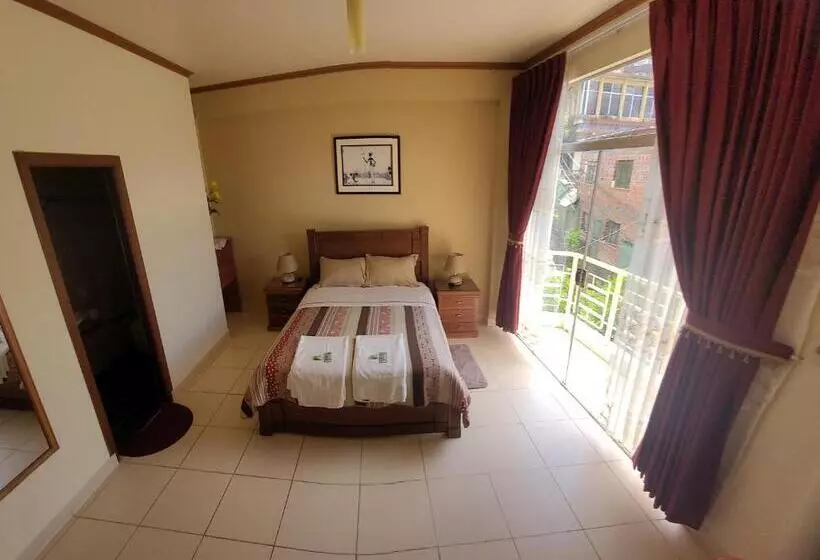 پانسیون Hostal Kurmi   Coroico