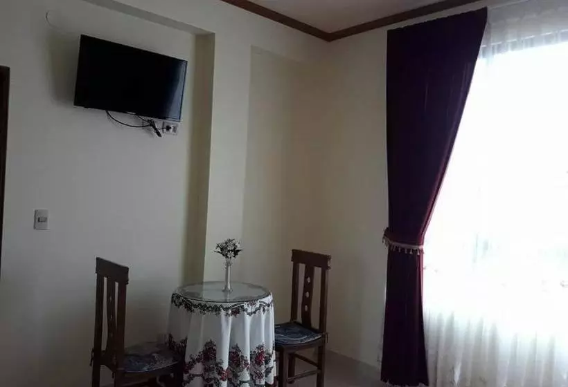 پانسیون Hostal Kurmi   Coroico