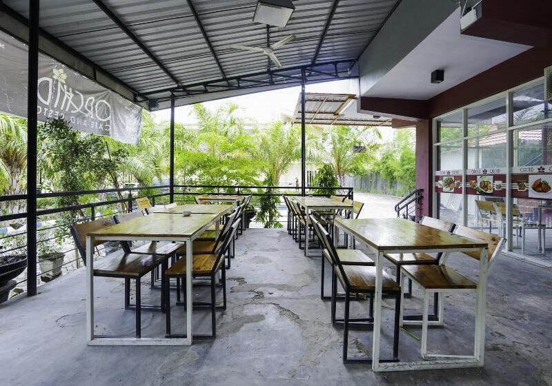 Reddoorz Plus Syariah At Lotus Hotel Bojonegoro