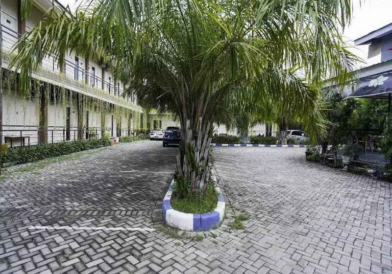 Reddoorz Plus Syariah At Lotus Hotel Bojonegoro