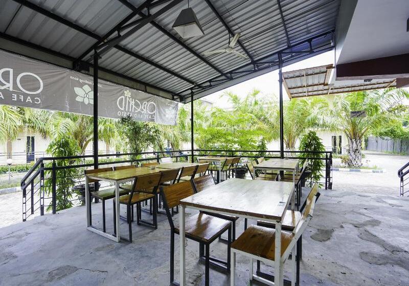 Reddoorz Plus Syariah At Lotus Hotel Bojonegoro