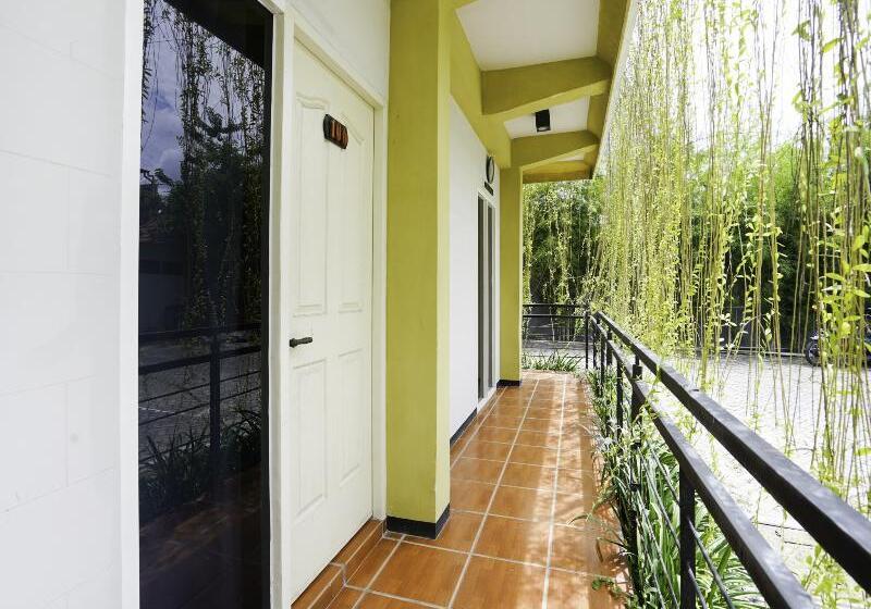 Reddoorz Plus Syariah At Lotus Hotel Bojonegoro