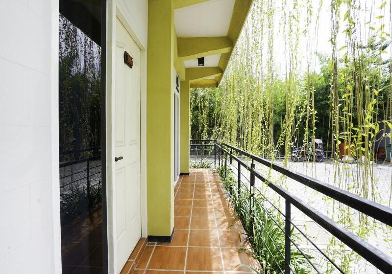 Reddoorz Plus Syariah At Lotus Hotel Bojonegoro