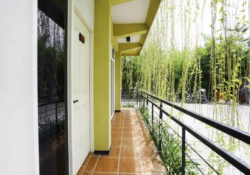 Reddoorz Plus Syariah At Lotus Hotel Bojonegoro