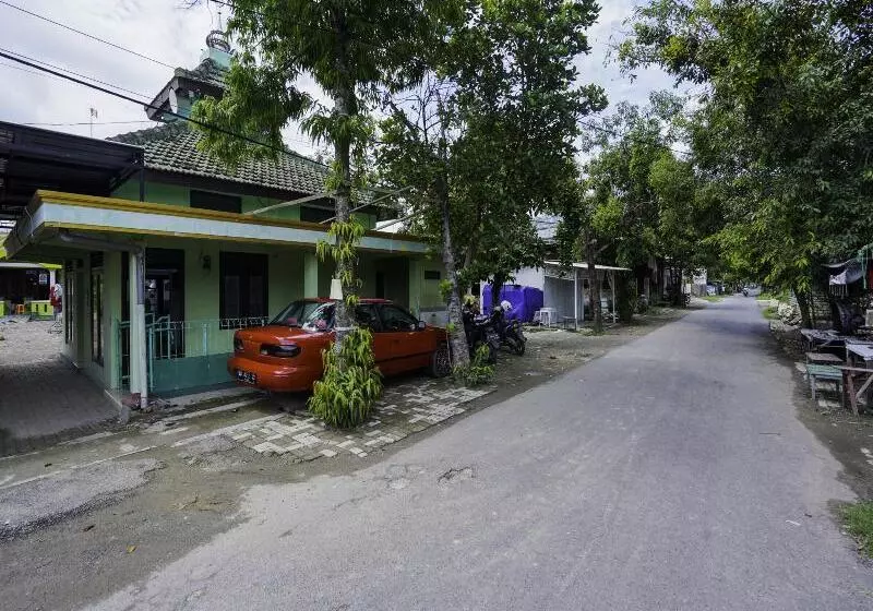 Reddoorz Plus Syariah At Lotus Hotel Bojonegoro