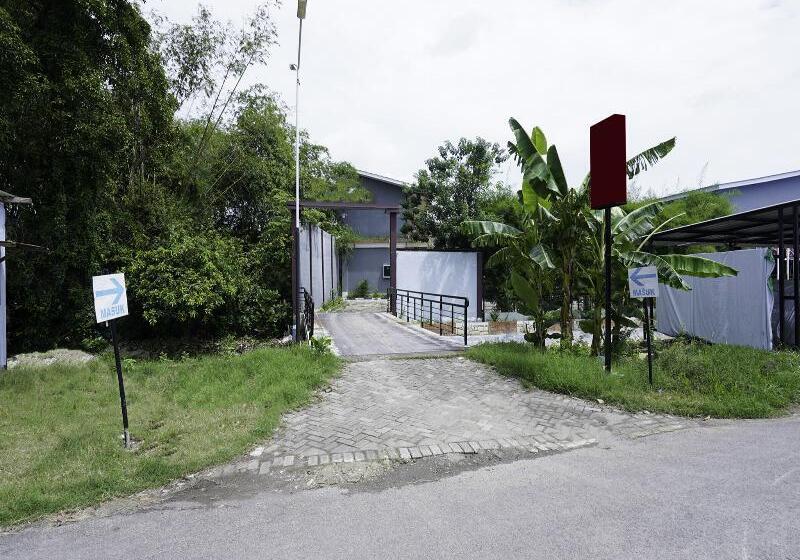 Reddoorz Plus Syariah At Lotus Hotel Bojonegoro