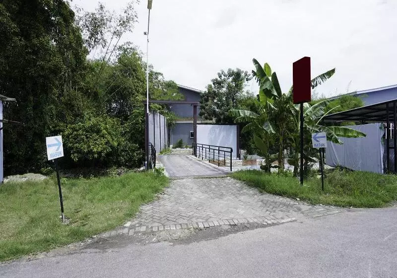 Reddoorz Plus Syariah At Lotus Hotel Bojonegoro