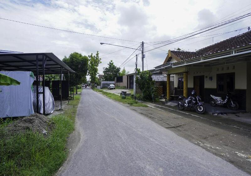 Reddoorz Plus Syariah At Lotus Hotel Bojonegoro