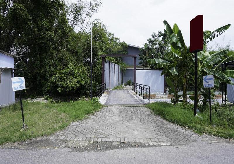 Reddoorz Plus Syariah At Lotus Hotel Bojonegoro