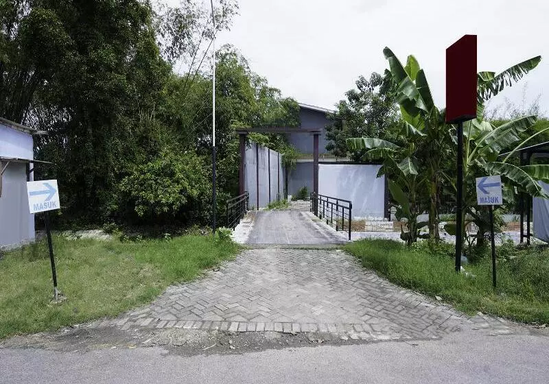 Reddoorz Plus Syariah At Lotus Hotel Bojonegoro