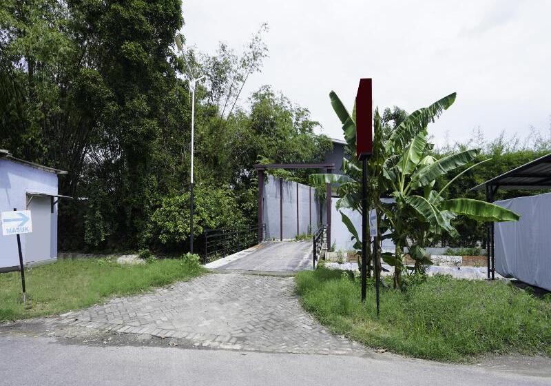 Reddoorz Plus Syariah At Lotus Hotel Bojonegoro