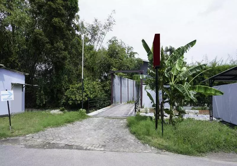 Reddoorz Plus Syariah At Lotus Hotel Bojonegoro