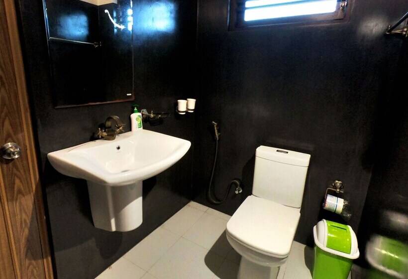 فندق Wagon Wheel Inn   Hostel