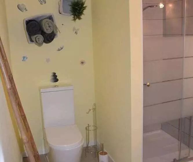 تختخواب و صبحانه L Hôte Des Géants