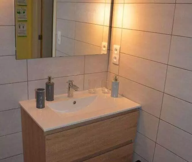 تختخواب و صبحانه L Hôte Des Géants