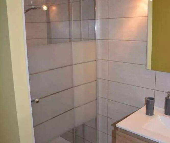 تختخواب و صبحانه L Hôte Des Géants