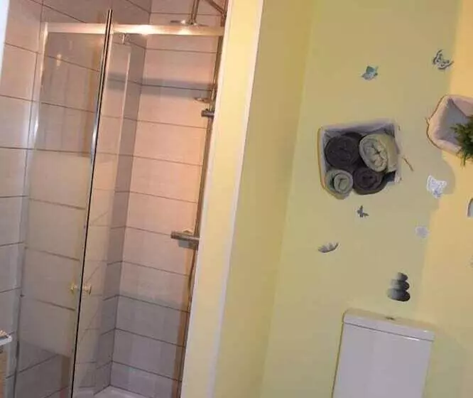 تختخواب و صبحانه L Hôte Des Géants