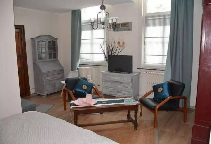 تختخواب و صبحانه L Hôte Des Géants