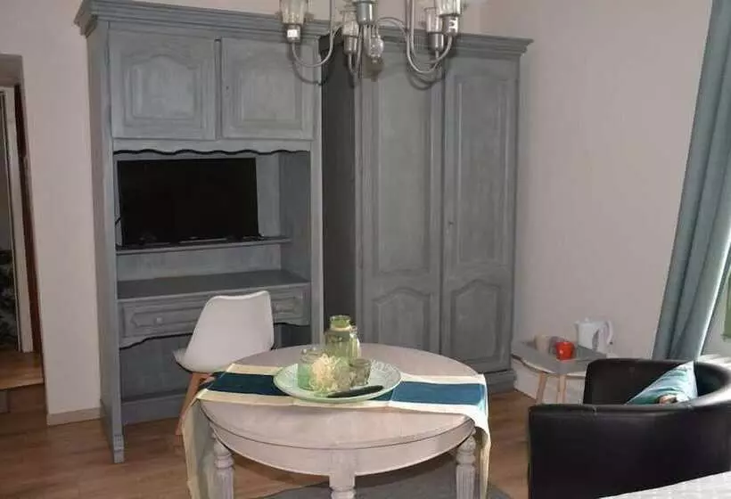 تختخواب و صبحانه L Hôte Des Géants