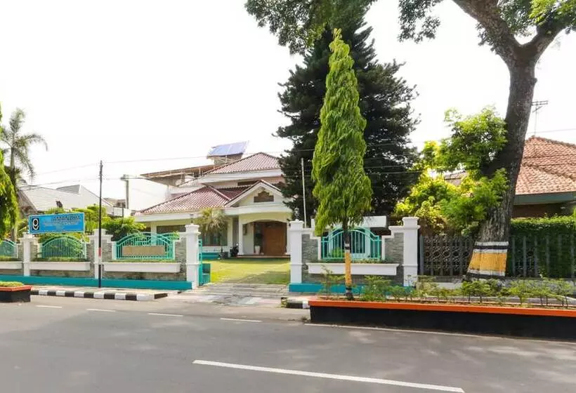 Majatalo Reddoorz Syariah Near Alun Alun Magelang Bayeman