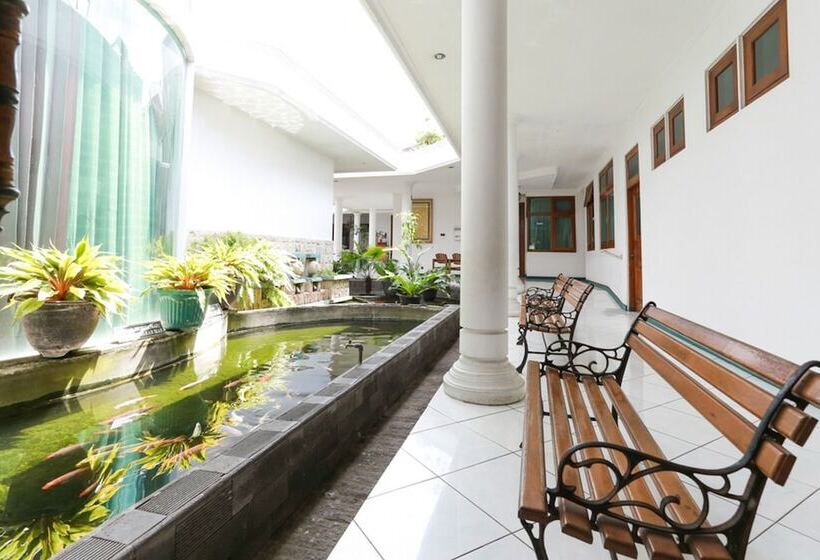 Pensjonat Reddoorz Syariah Near Alun Alun Magelang Bayeman