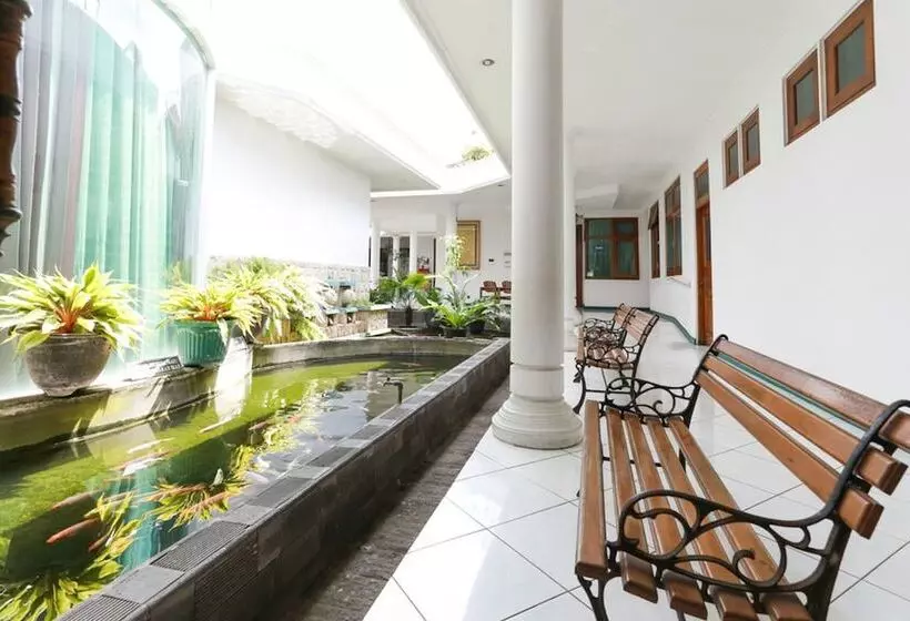 Majatalo Reddoorz Syariah Near Alun Alun Magelang Bayeman