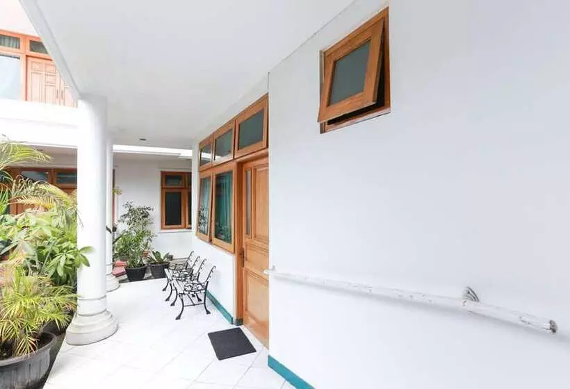 Majatalo Reddoorz Syariah Near Alun Alun Magelang Bayeman