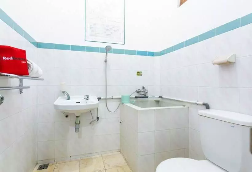 Majatalo Reddoorz Syariah Near Alun Alun Magelang Bayeman