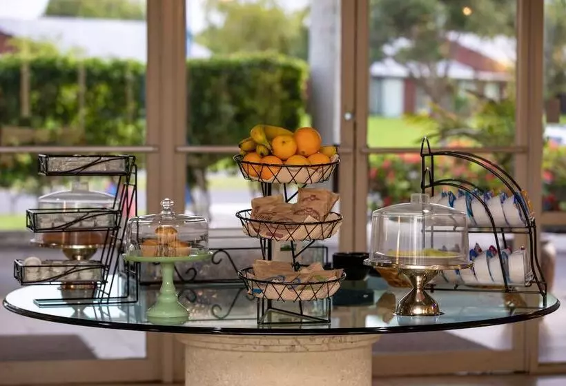 فندق Port Labelle Inn & Conference Center