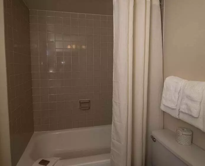 فندق Port Labelle Inn & Conference Center