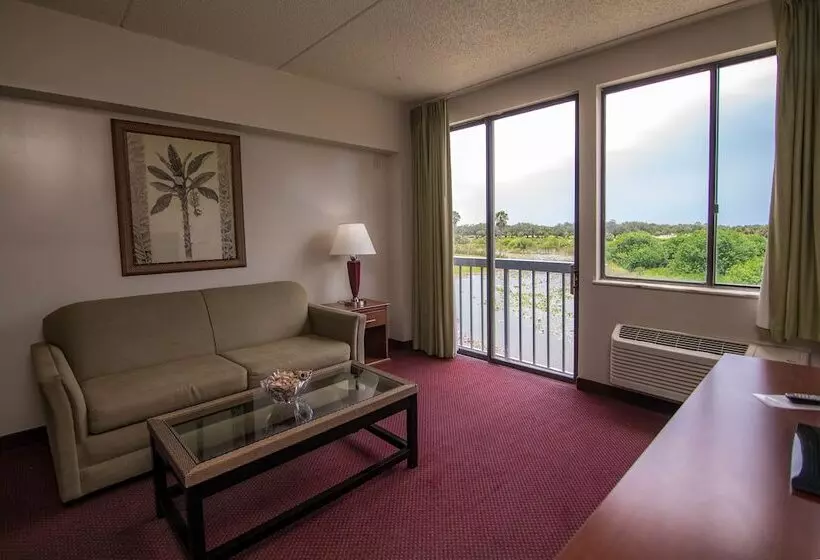 فندق Port Labelle Inn & Conference Center