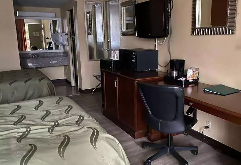 هتل Ramada By Wyndham Rome / Verona