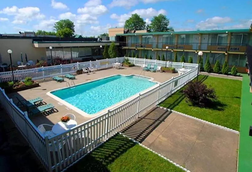 هتل Ramada By Wyndham Rome / Verona