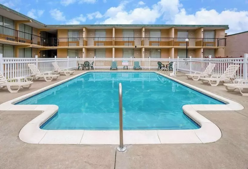 هتل Ramada By Wyndham Rome / Verona