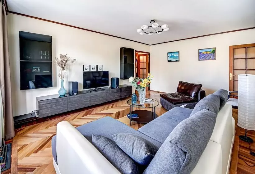 Home4day 2bedroom Flat By Aurora Cruiser