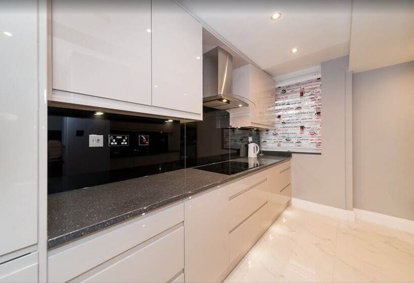 Newly Refurbished Flat Hyde Park London