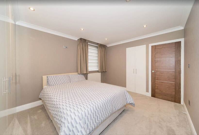 Newly Refurbished Flat Hyde Park London