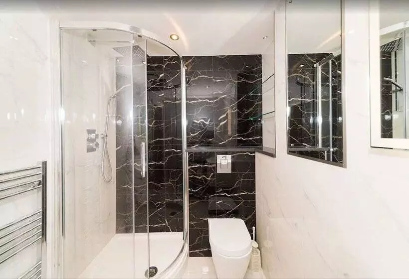 Newly Refurbished Flat Hyde Park London