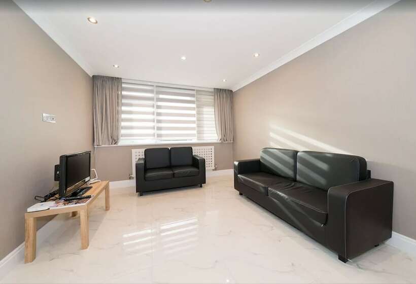 Newly Refurbished Flat Hyde Park London