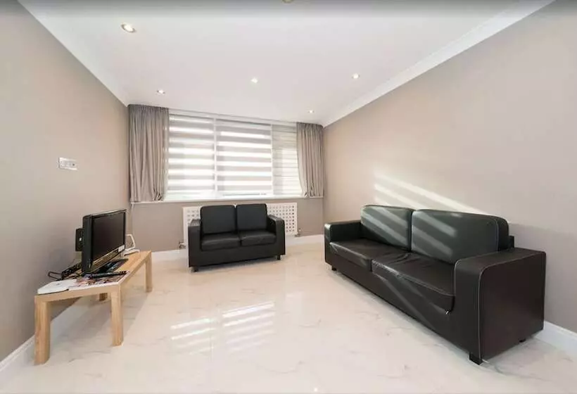 Newly Refurbished Flat Hyde Park London