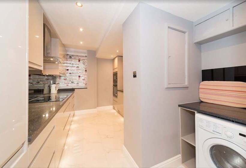 Newly Refurbished Flat Hyde Park London