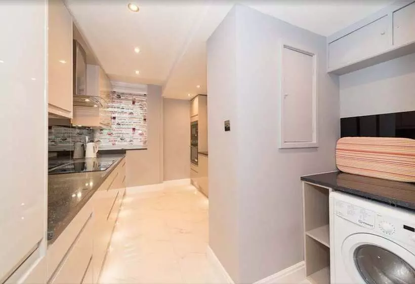 Newly Refurbished Flat Hyde Park London