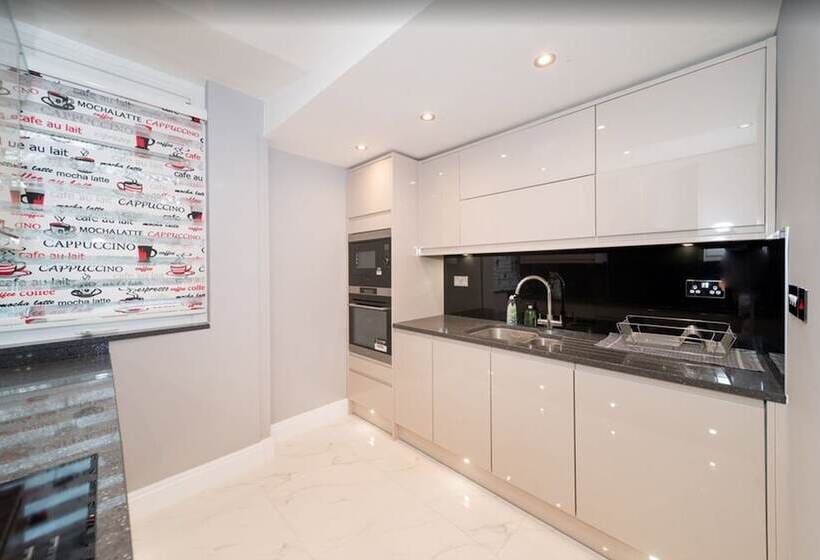 Newly Refurbished Flat Hyde Park London