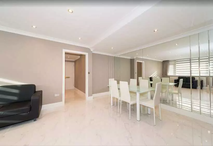 Newly Refurbished Flat Hyde Park London