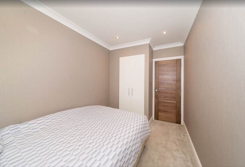 Newly Refurbished Flat Hyde Park London