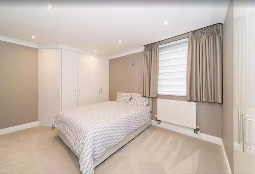 Newly Refurbished Flat Hyde Park London