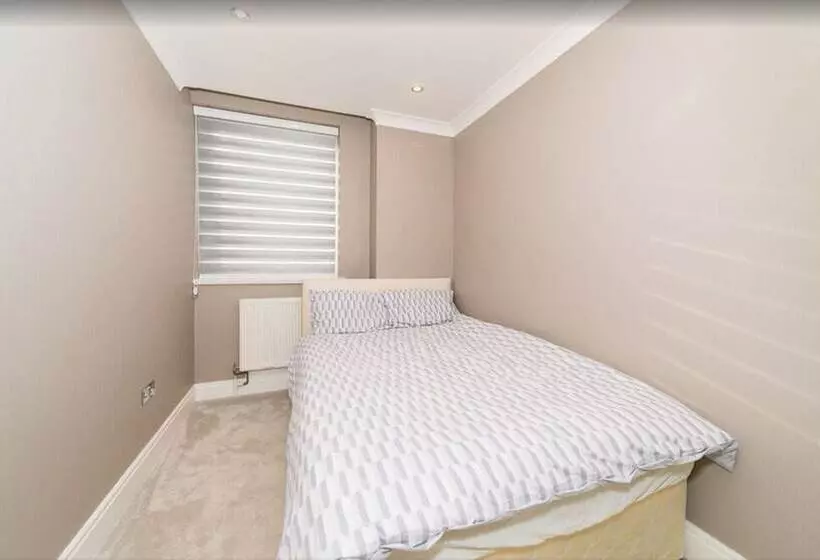 Newly Refurbished Flat Hyde Park London