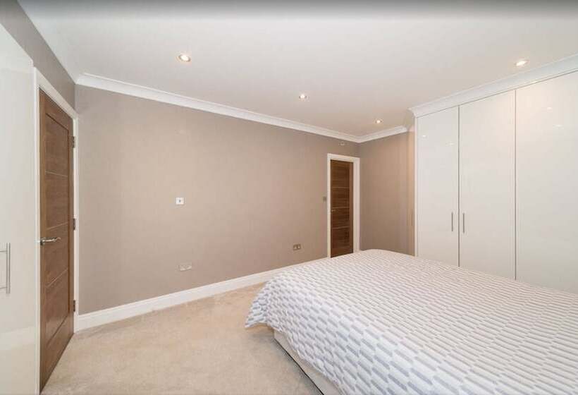 Newly Refurbished Flat Hyde Park London