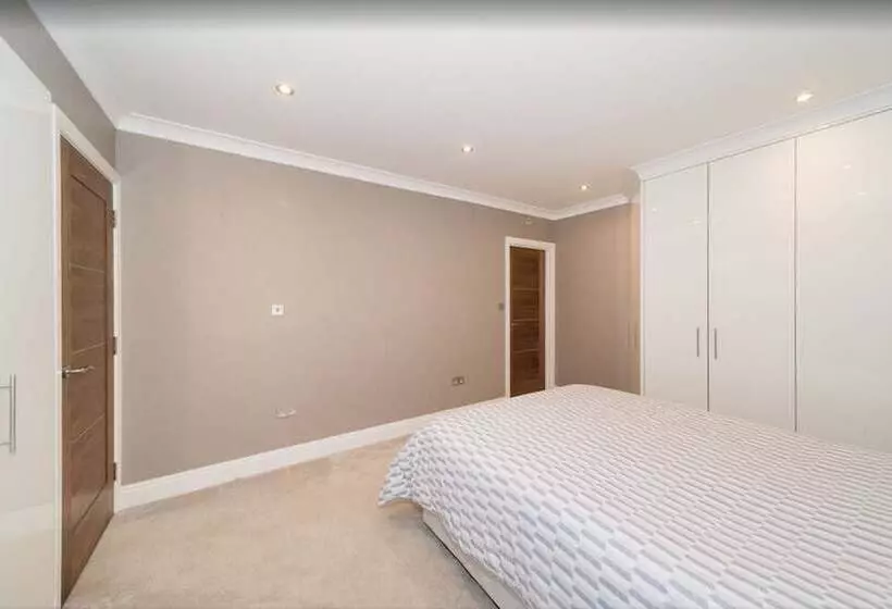 Newly Refurbished Flat Hyde Park London