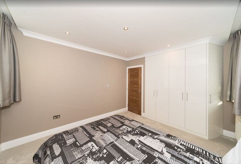 Newly Refurbished Flat Hyde Park London